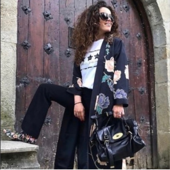 H&M Kimono Amazing add on to your wardrobe!! - Picture 1 of 10